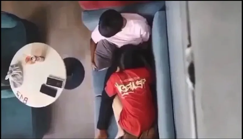 Quay lén tình nhân bú mút cho tình nhân nơi công cộng