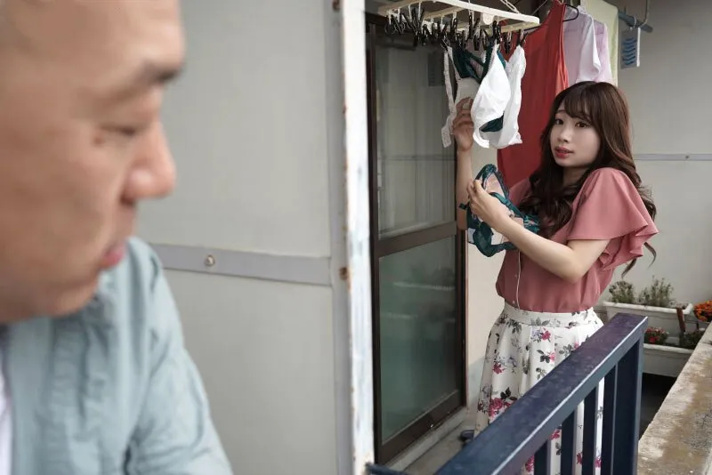 Gã nhà kề bên chuyên soi mói và cặp vợ anh xã thường xuyên rên la quá to