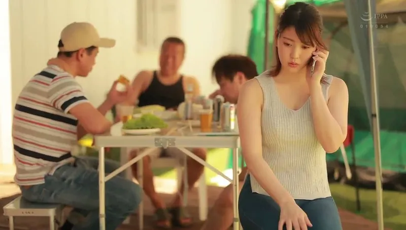 Gã chồng khờ để cô vợ tham gia sự kiện cắm trại với mấy gã nhà đối diện và cái kết