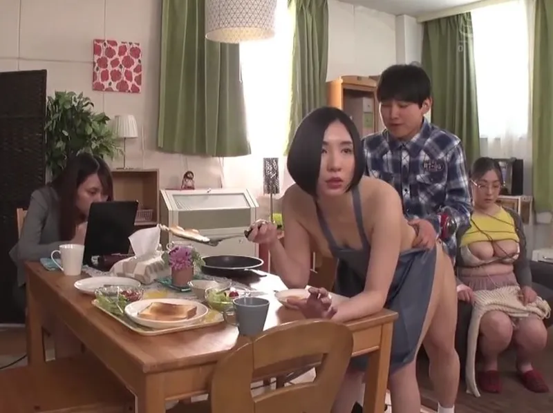 Cực phẩm nắc cả gia đình với chiếc đồng hồ ngưng đọng thời gian