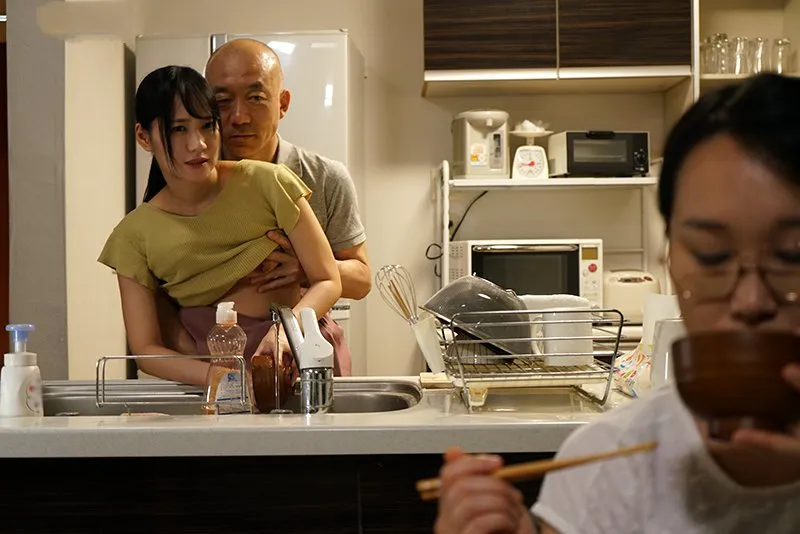 ông chồng nắc con gái riêng của cô vợ khi biết người vợ không thể sinh con cho mình