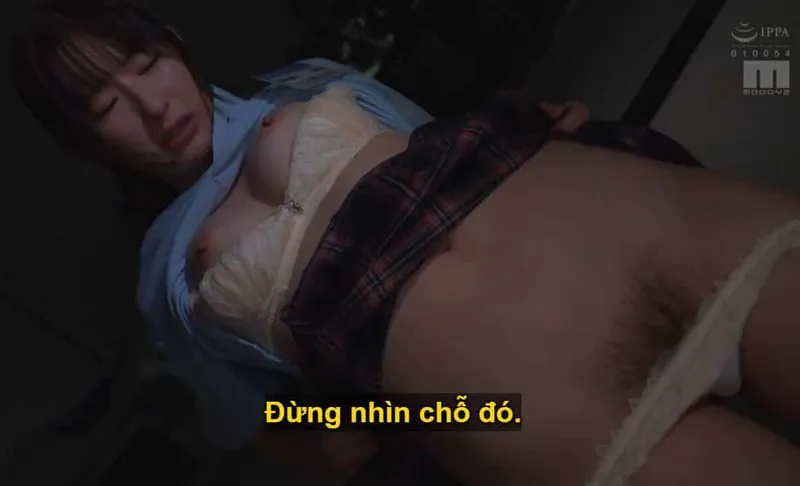 Sếp lớn toan tính "làm tình" với cô em dưới quyền kiêu kỳ lười nhác, suốt ngày bận rộn chat chit cùng trai yêu.