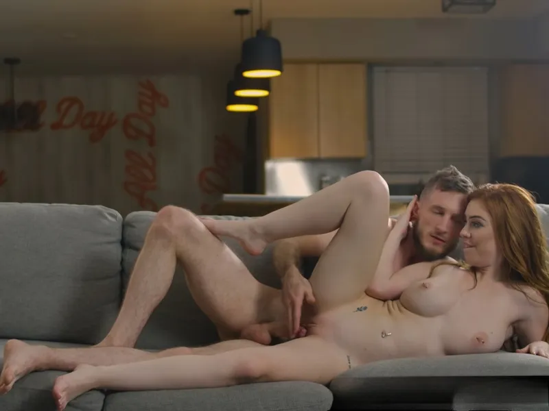 đang tăng ca mà em người yêu cứ dùng âm đạo lôi kéo tôi doggy cùng em