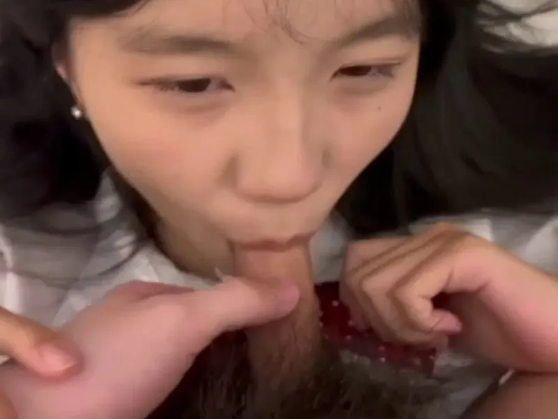 Em loli dễ thương mút chuối biến em thành con em đào dâm dục p2